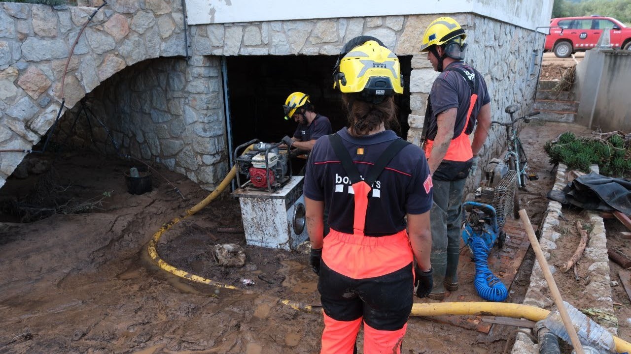 Efectivos de Bombers de la Generalitat trabajando en zonas inundadas de Terres de l'Ebre (Tarragona)