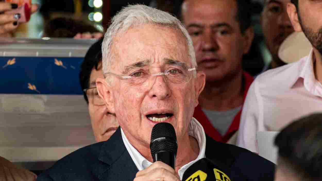 Álvaro Uribe, expresidente de Colombia, junto a seguidores. Europa Press. 