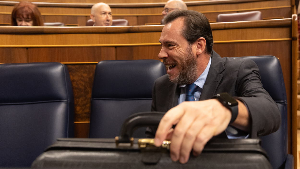 El ministro de Transportes, Óscar Puente, carga contra el secretario general del PP, Miguel Tellado, por su pregunta en el Congreso. EP.