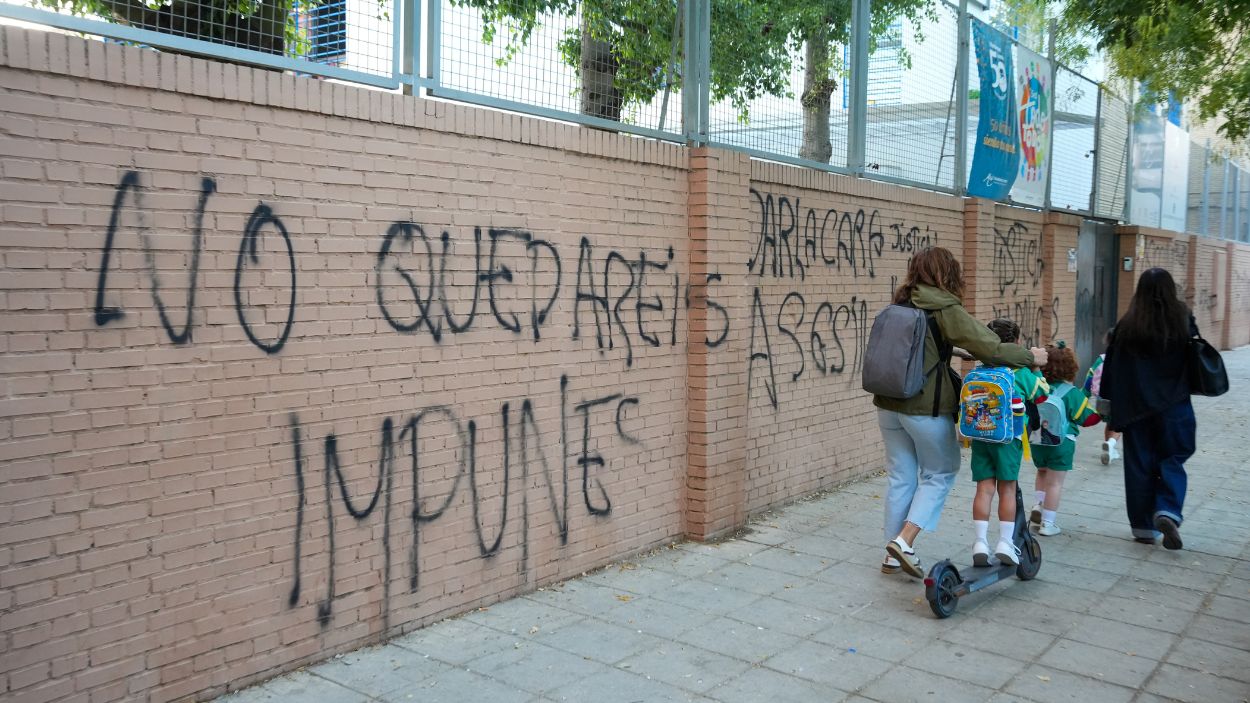 Pintadas en la fachada del Colegio Irlandés de Loreto. EP.