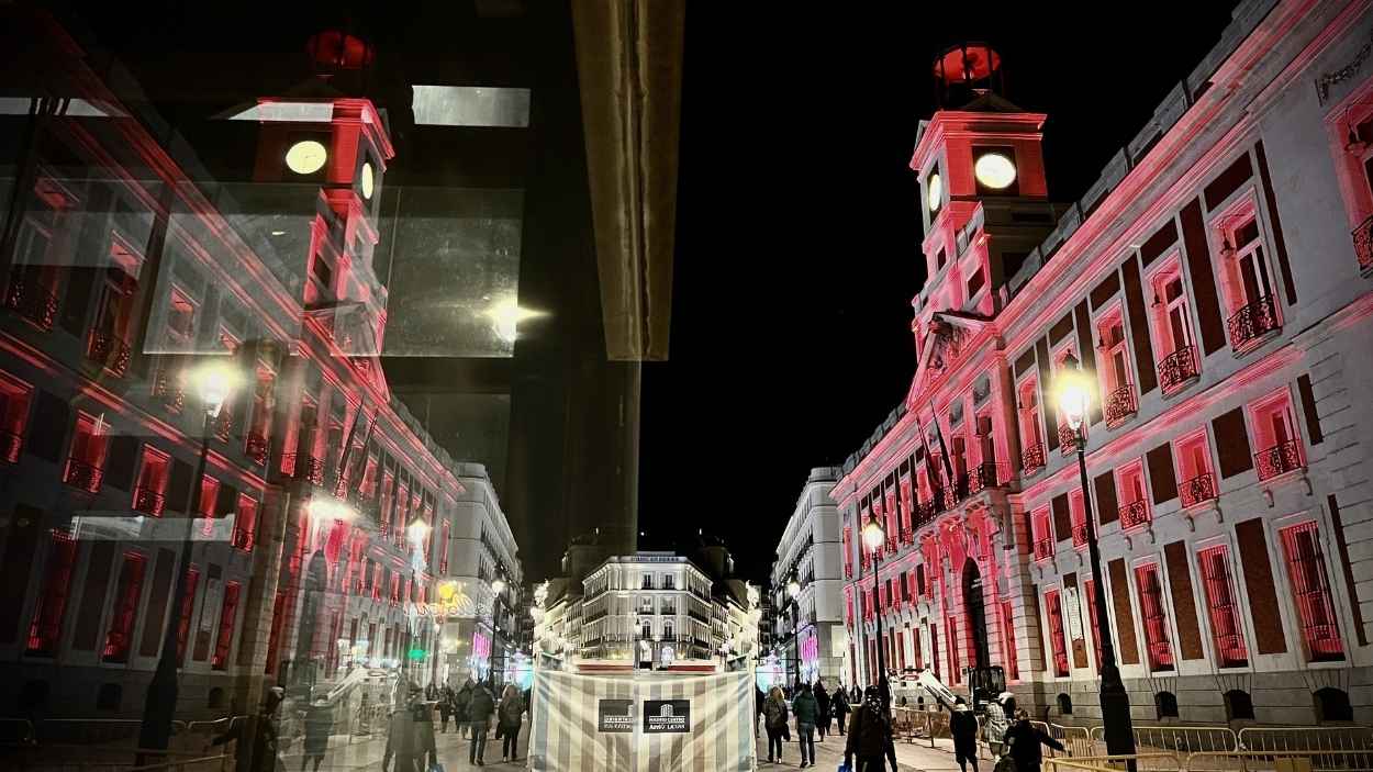 La Real Casa de Correos, iluminada con el color carmesí. EP/Archivo.