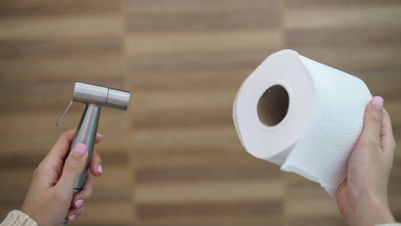 El uso de esta ducha permite ahorrar en papel higiénico El uso de esta ducha permite ahorrar en papel higiénico