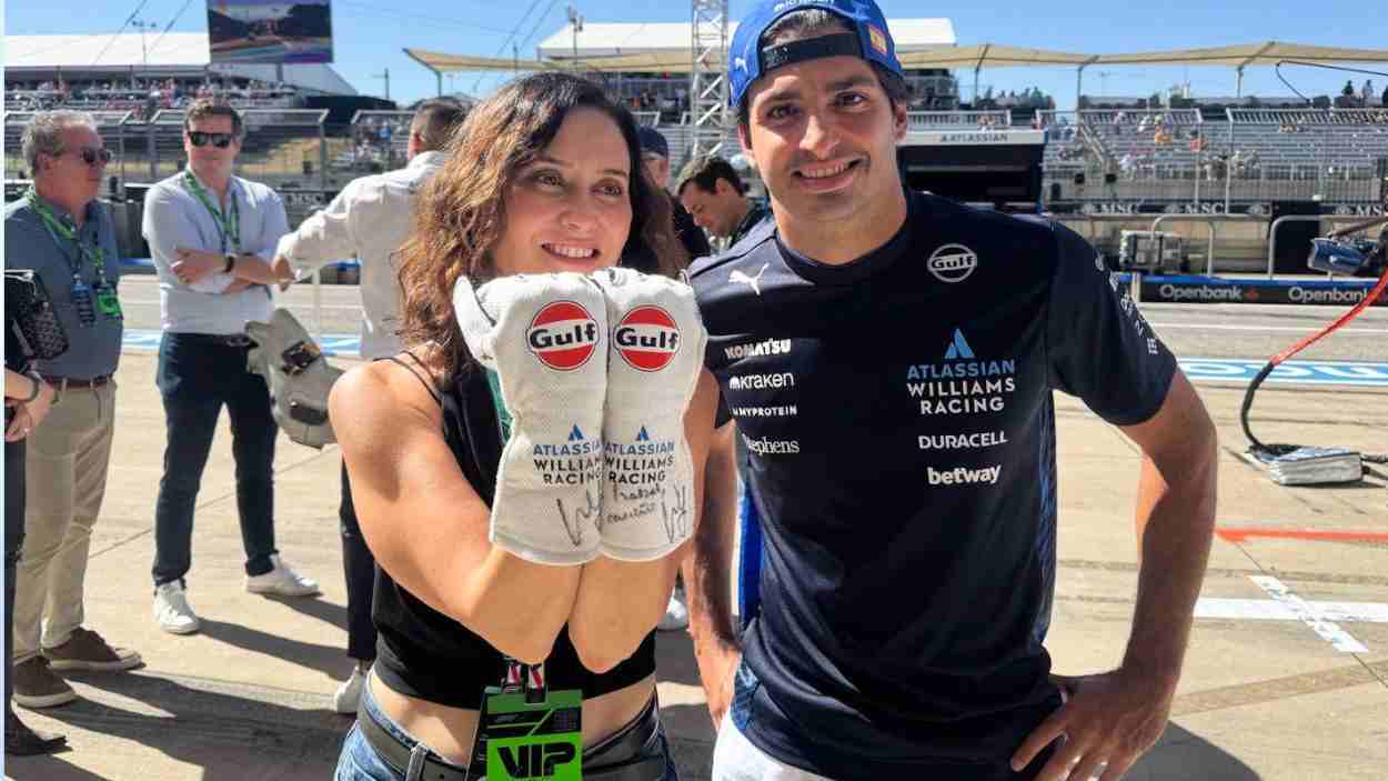 Ayuso con el piloto Carlos Sainz en el gran premio de Formula 1 celebrado en Austin (Texas)