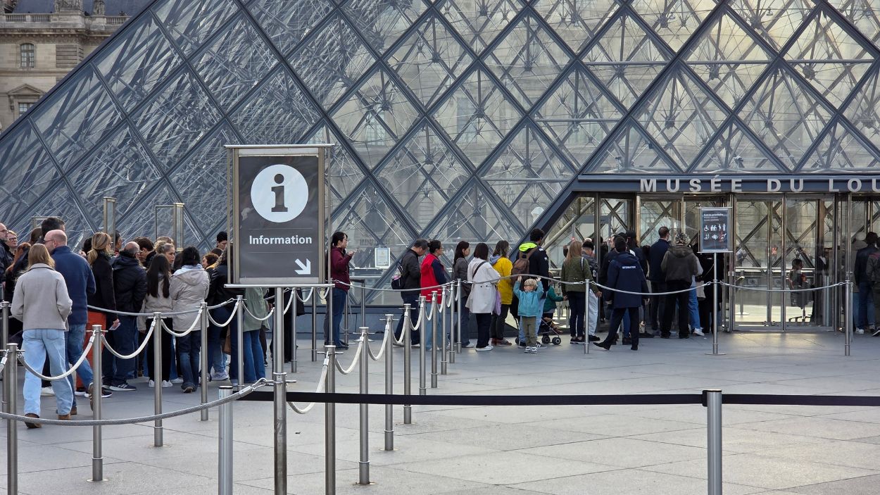Cola de visitantes en la reapertura del Louvre. EP