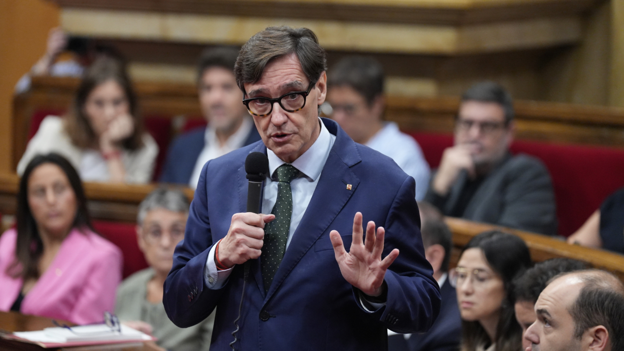 El presidente de la Generalitat, Salvador Illa, durante el pleno en el Parlament de Cataluña del 22 de octubre de 2025. David Zorrakino / EP