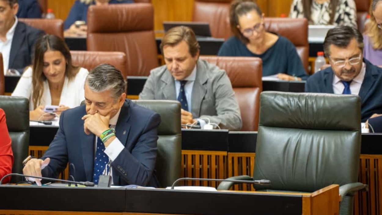 El consejero de Salud, Antonio Sanz, junto a la silla vacía de Juan Manuel Moreno Bonilla, en el Parlamento Andaluz.