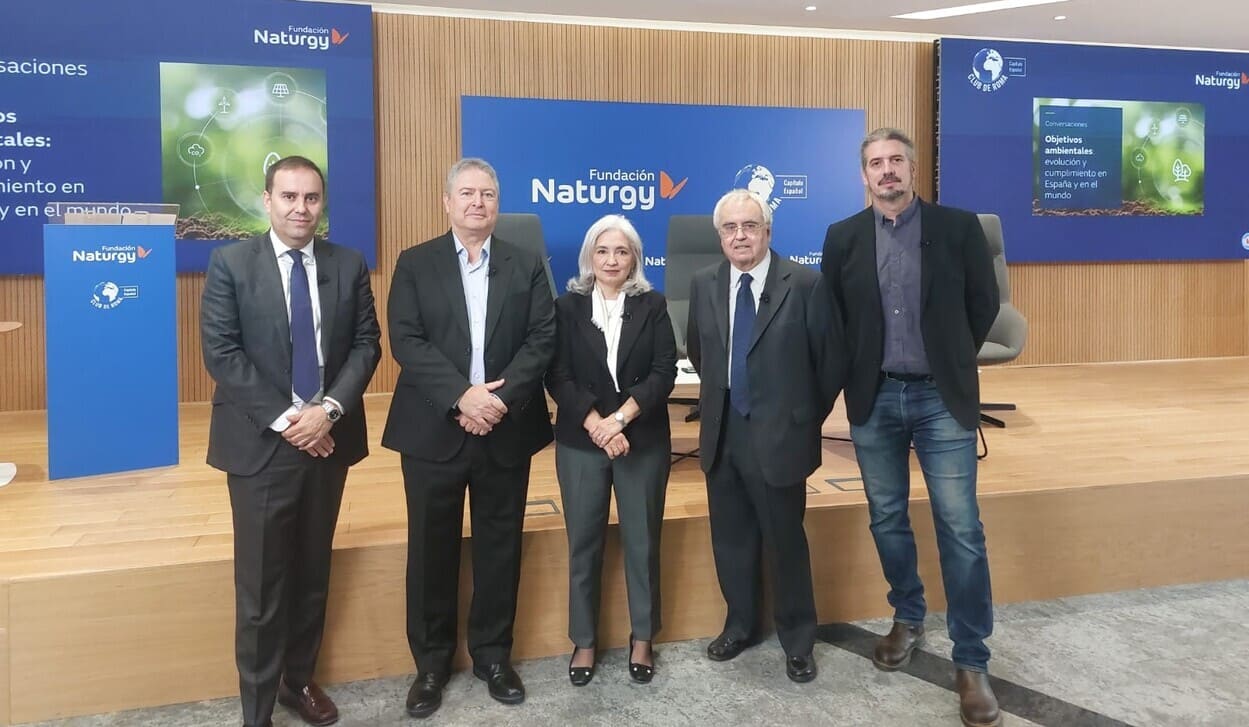 Óscar Barrero, socio responsable de Energía en PwC España; Luis Robles, socio de Liken Carbon Hub; María Eugenia Coronado, directora general de Fundación Naturgy; José Manuel Morán, vicepresidente del Capítulo Español del Club de Roma; y Manuel Planelles, periodista de El País y moderador del debate, durante la sesión 'Conversaciones entre expertos: Objetivos ambientales, evolución y cumplimiento en España y en el mundo', organizada por Fundación Naturgy y el Club de Roma. FUNDACIÓN NATURGY