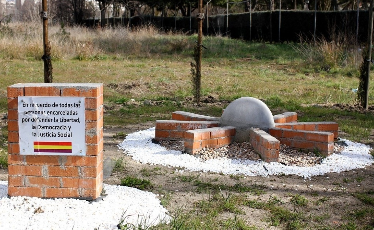 En el solar de la antigua prisión existe un 'memorial alternativo realizado por la Plataforma Ciudadana por la Memoria de la Cárcel de Carabanchel (Foto: Memoria Gara) En el solar de la antigua prisión existe un 'memorial alternativo realizado por la Plataforma Ciudadana por la Memoria de la Cárcel de Carabanchel (Foto: Memoria Gara)