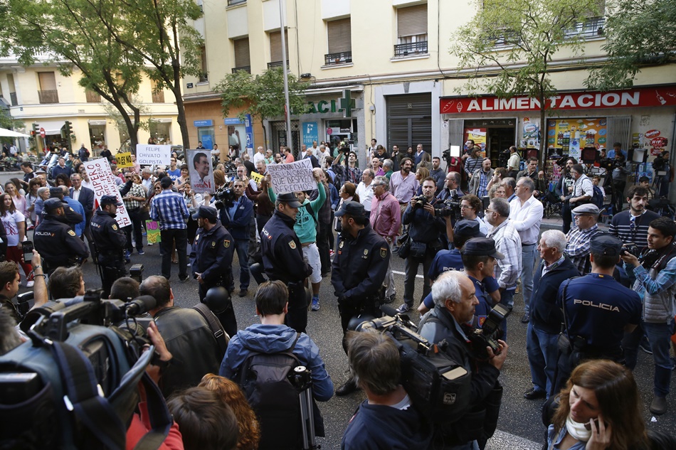 Imagen de los exteriores de la sede en la calle Ferraz de Madrid donde este sábado se vivieron muchos momentos de tensión. 