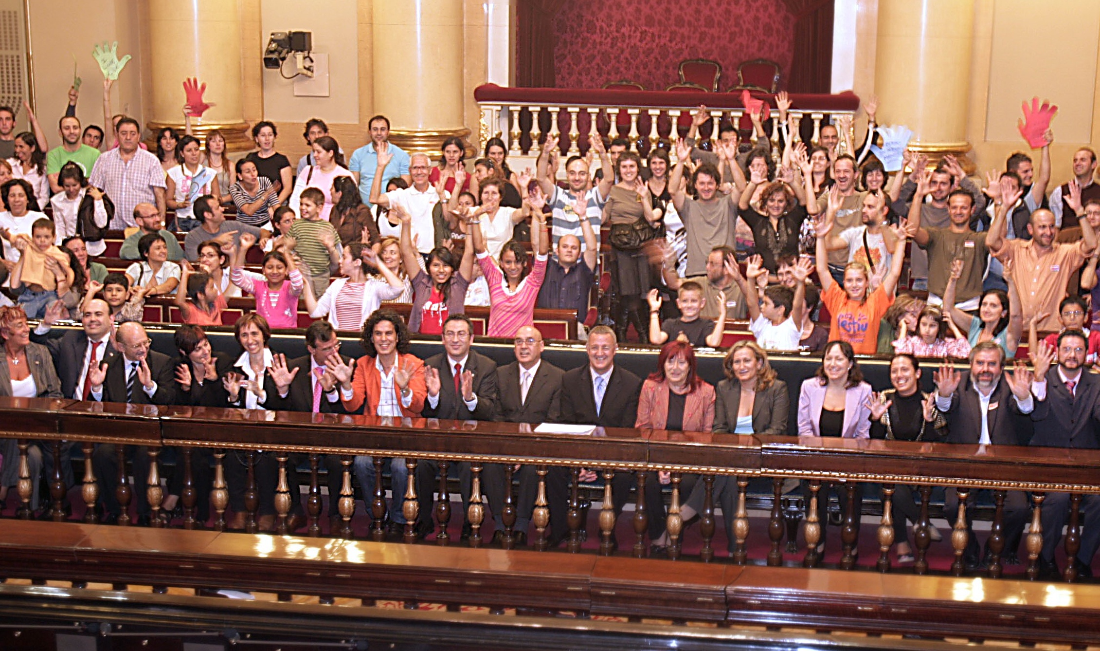 Aprobación hace 18 año de la Ley que reconoce las Lenguas de Signos . (Foto: CNSE) Aprobación hace 18 año de la Ley que reconoce las Lenguas de Signos . (Foto: CNSE)