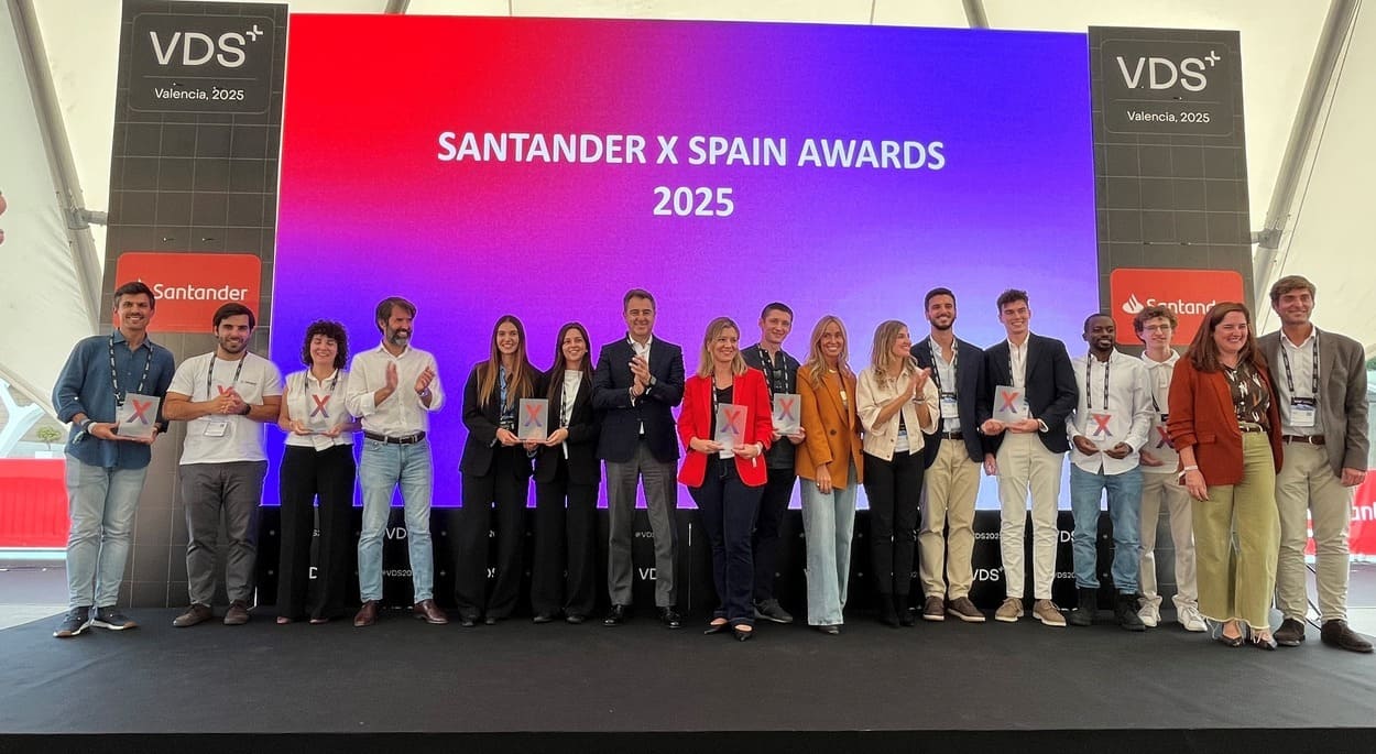 Representantes de Santander España con los ganadores de los Santander X Spain Award 2025. BANCO SANTANDER