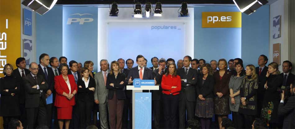 Mariano Rajoy comparece junto a la plana mayor del PP en febrero de 2009 tras estallar el caso Gürtel
