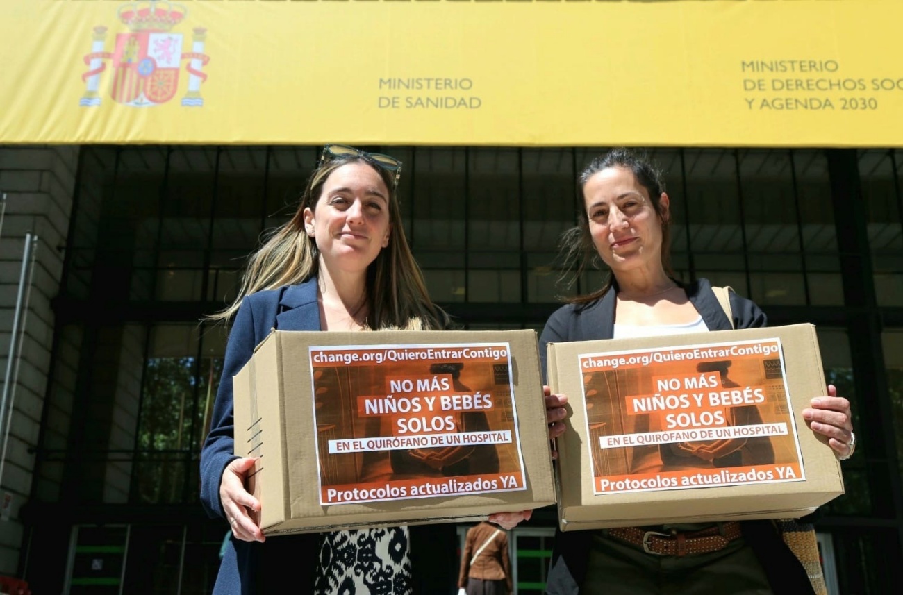 Entrega de firmas en el Ministerio de Sanidad para solicitar que los padres puedan entrar con los niños en quirófano durante la anestesia. (Foto: Change.org) Entrega de firmas en el Ministerio de Sanidad para solicitar que los padres puedan entrar con los niños en quirófano durante la anestesia. (Foto: Change.org)