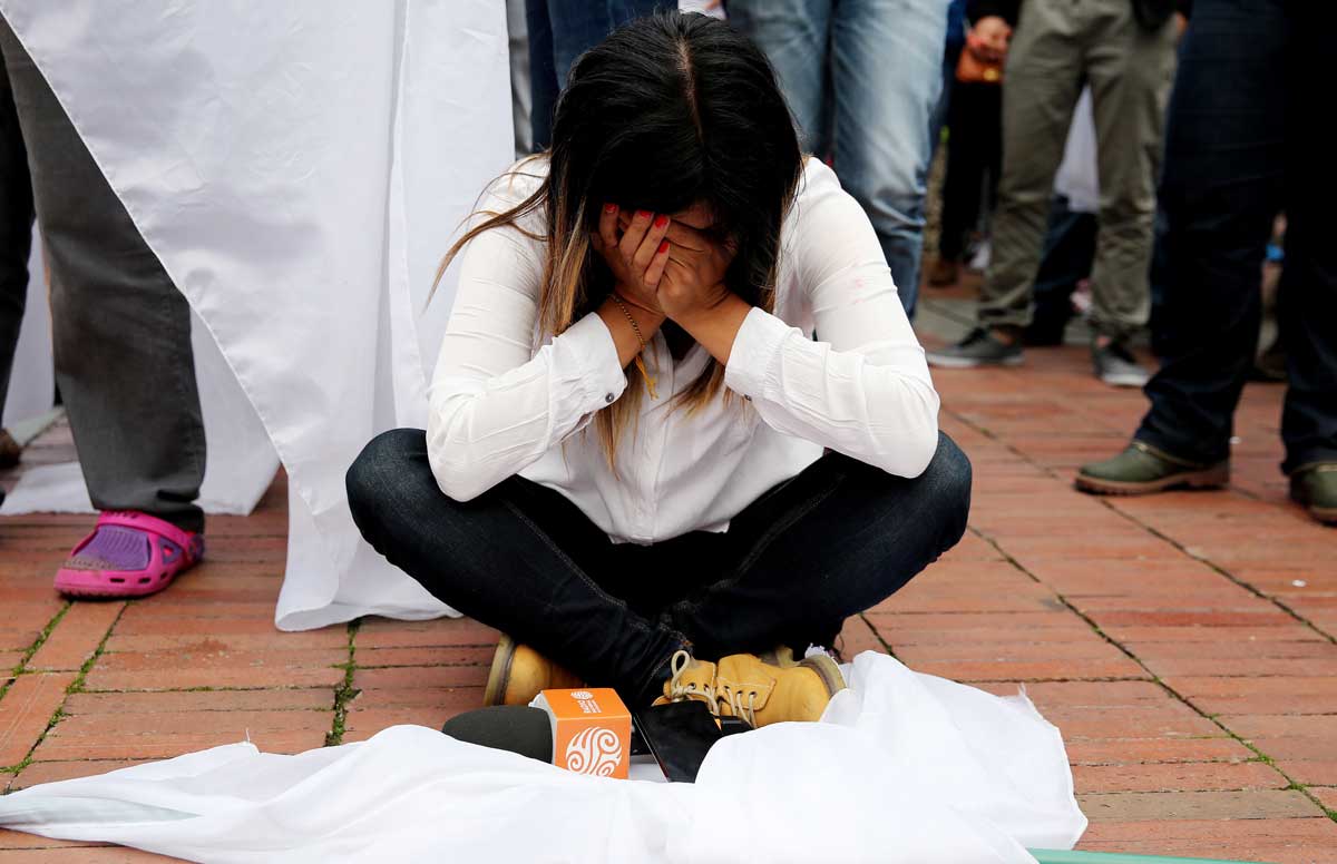 Colombianos reaccionan tras escuchar los resultados del plebiscito en Bogotá (Colombia). 