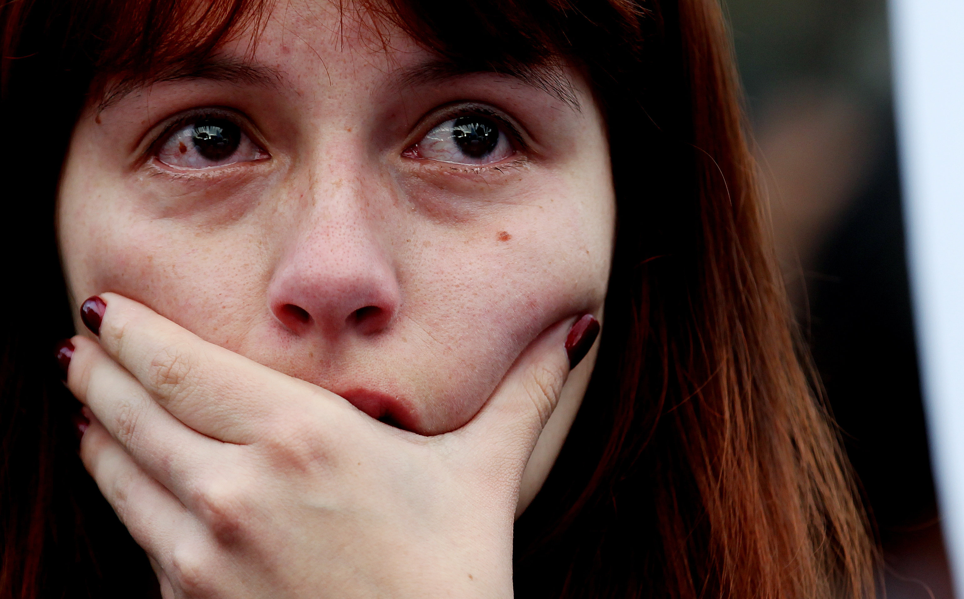 Una mujer colombiana reaccionan tras escuchar los resultados del plebiscito, este domingo 2 de octubre de 2016, en Bogotá (Colombia).