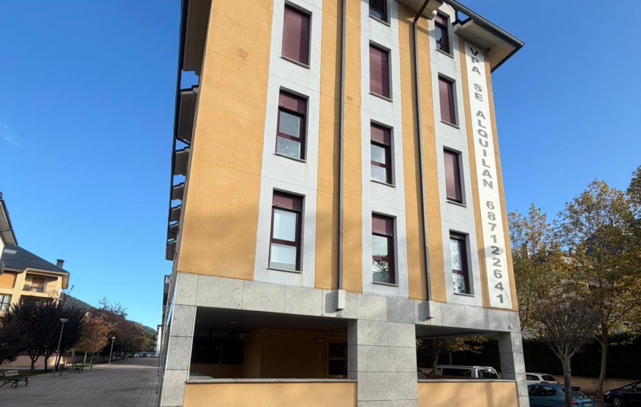 Más de una decena de familias residentes en este bloque de VPO de Jaca podrían quedarse en la calle el 30 de noviembre. 