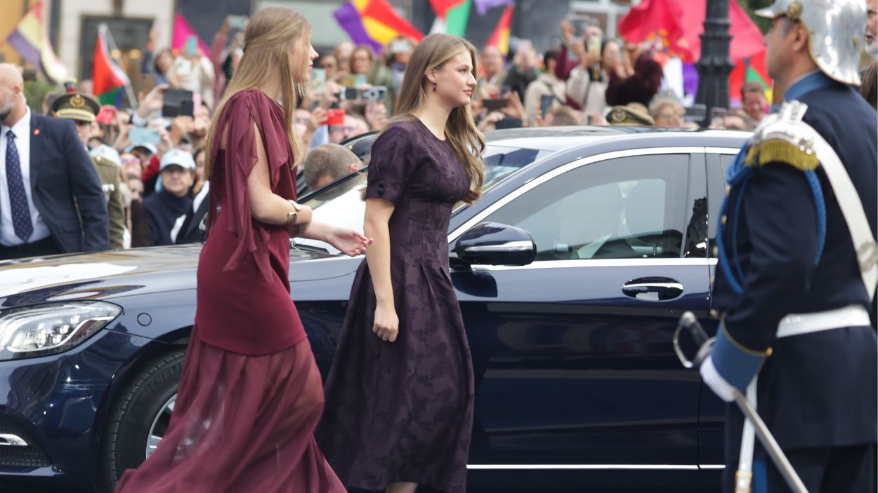 La princesa Leonor y la infanta Sofía en el Teatro Clara Campoamor de Oviedo previa celebración de los Premios Princesa de Asturias 2025. EP.