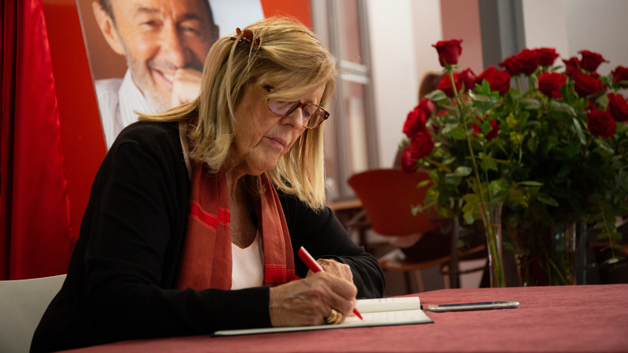 La exdiputada del PSC Anna Balletbò firma en el libro de condolencias por la muerte de Alfredo Pérez Rubalcaba en Barcelona. David Zorrakino / EP