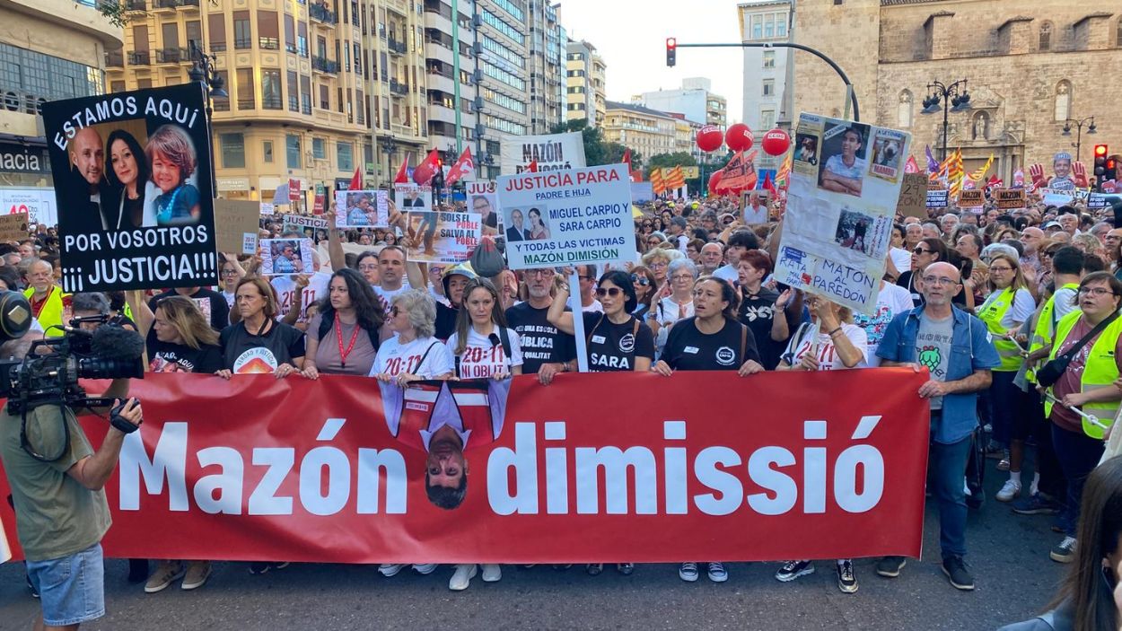 Valencia se echa la calle contra Mazón en la duodécima manifestación por su gestión de la DANA de octubre de 2024. ElPlural.com. Valencia se echa la calle contra Mazón en la duodécima manifestación por su gestión de la DANA de octubre de 2024. ElPlural.com.