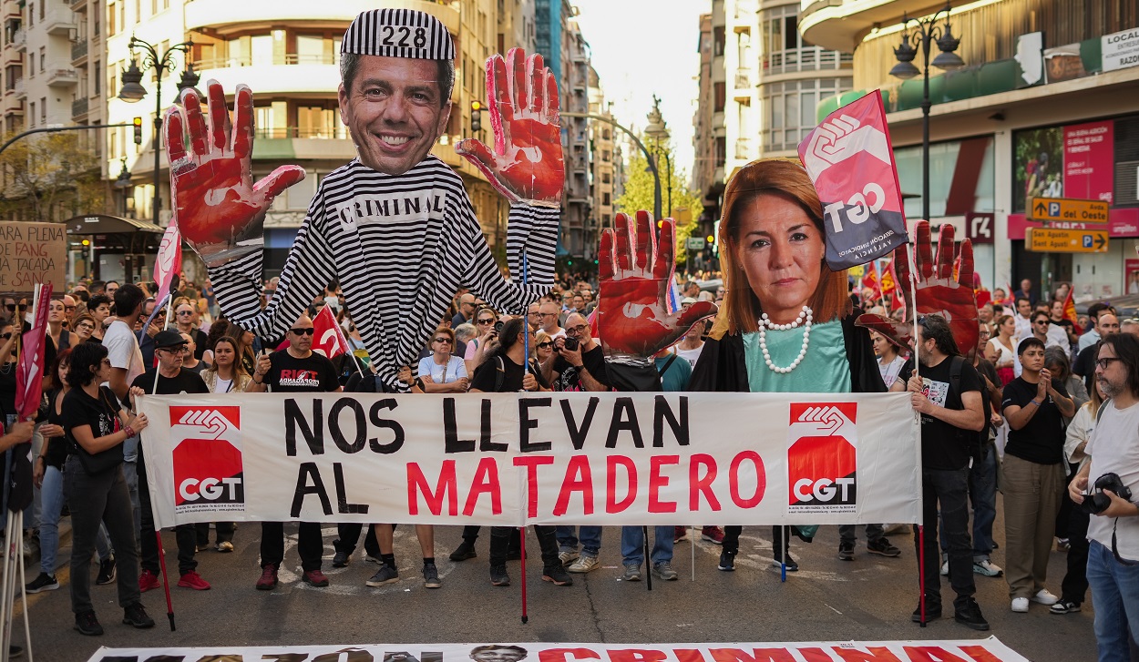Varias personas con pancartas, y un cartel de Mazón con las manos rojas, durante una manifestación para reclamar la dimisión del president de la Generalitat, Carlos Mazón. EP Varias personas con pancartas, y un cartel de Mazón con las manos rojas, durante una manifestación para reclamar la dimisión del president de la Generalitat, Carlos Mazón. EP
