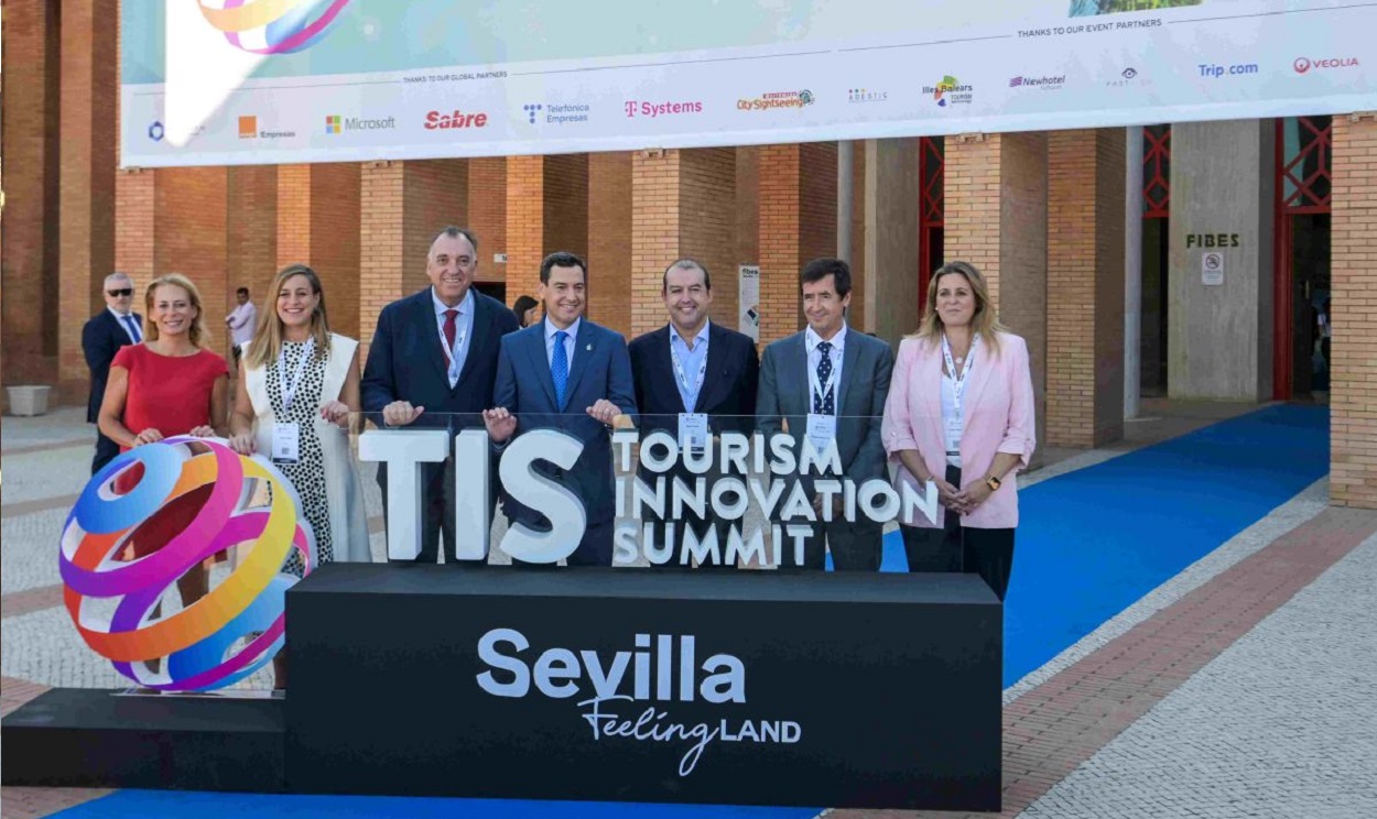 Juanma Moreno clausura TIS2025 y destaca el éxito de su sexta edición ante 8.197 profesionales del turismo. Servimedia Juanma Moreno clausura TIS2025 y destaca el éxito de su sexta edición ante 8.197 profesionales del turismo. Servimedia