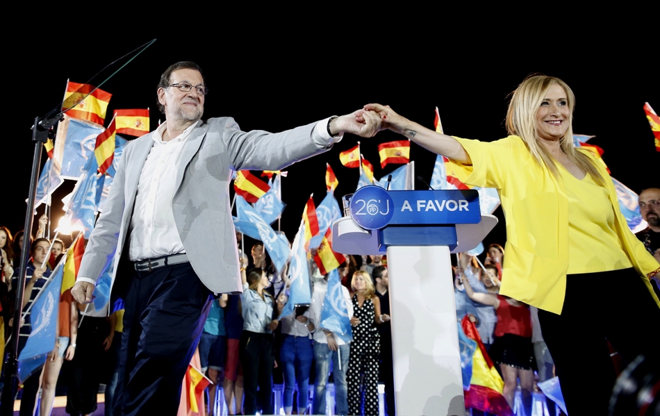 Imagen de archivo de Mariano Rajoy y Cristina Cifuentes durante un acto electoral
