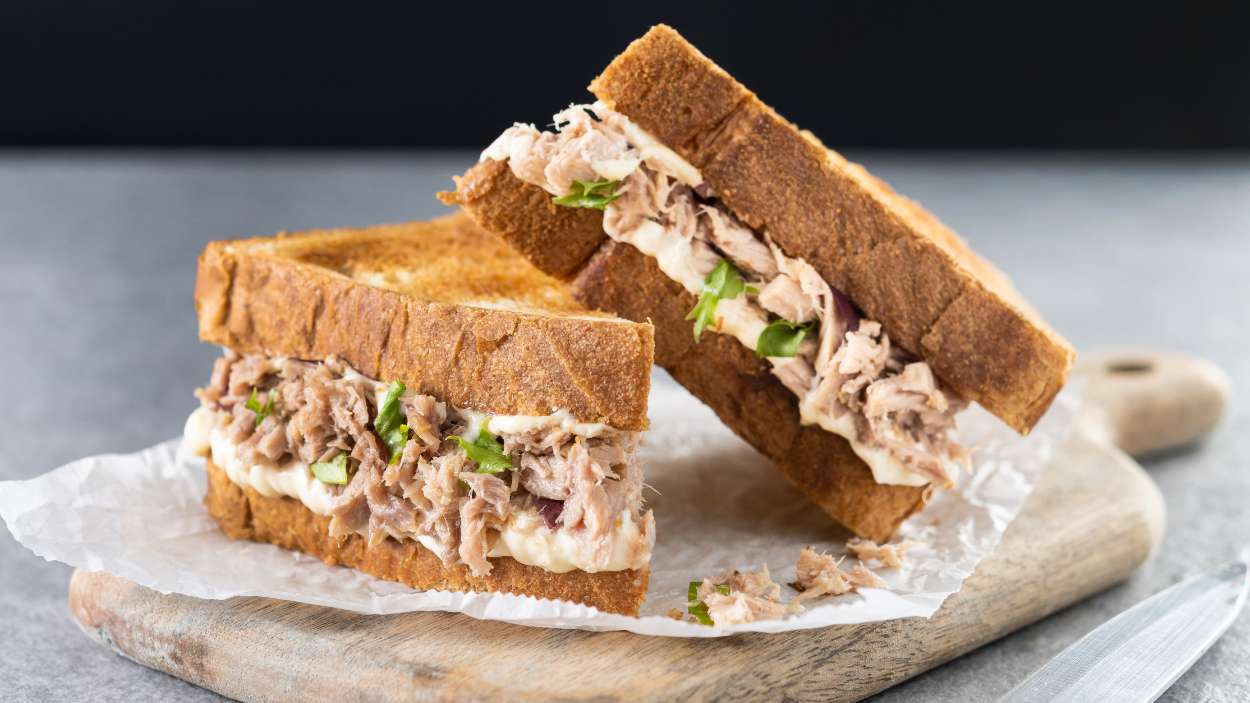 El sencillo cambio que hará que tus sándwiches de atún estén más buenos y tengan menos calorías