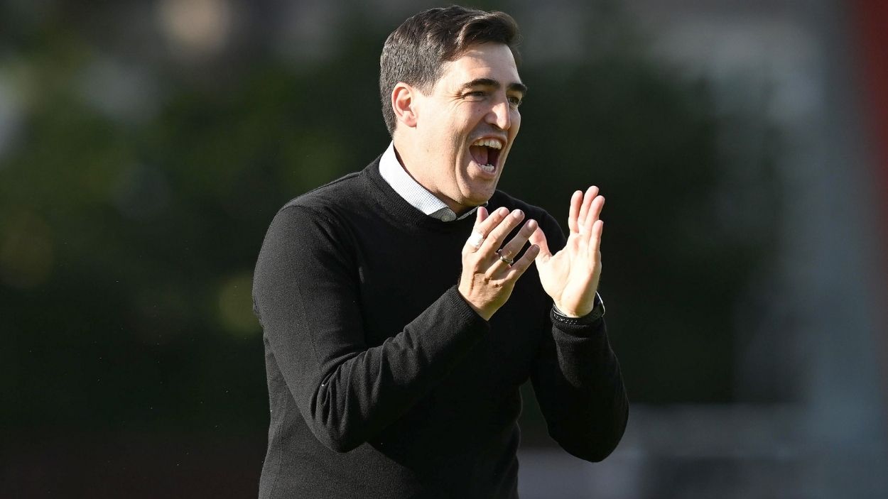 El técnico vasco, Andoni Iraola, durante un encuentro con el Bournemout. EP El técnico vasco, Andoni Iraola, durante un encuentro con el Bournemout. EP