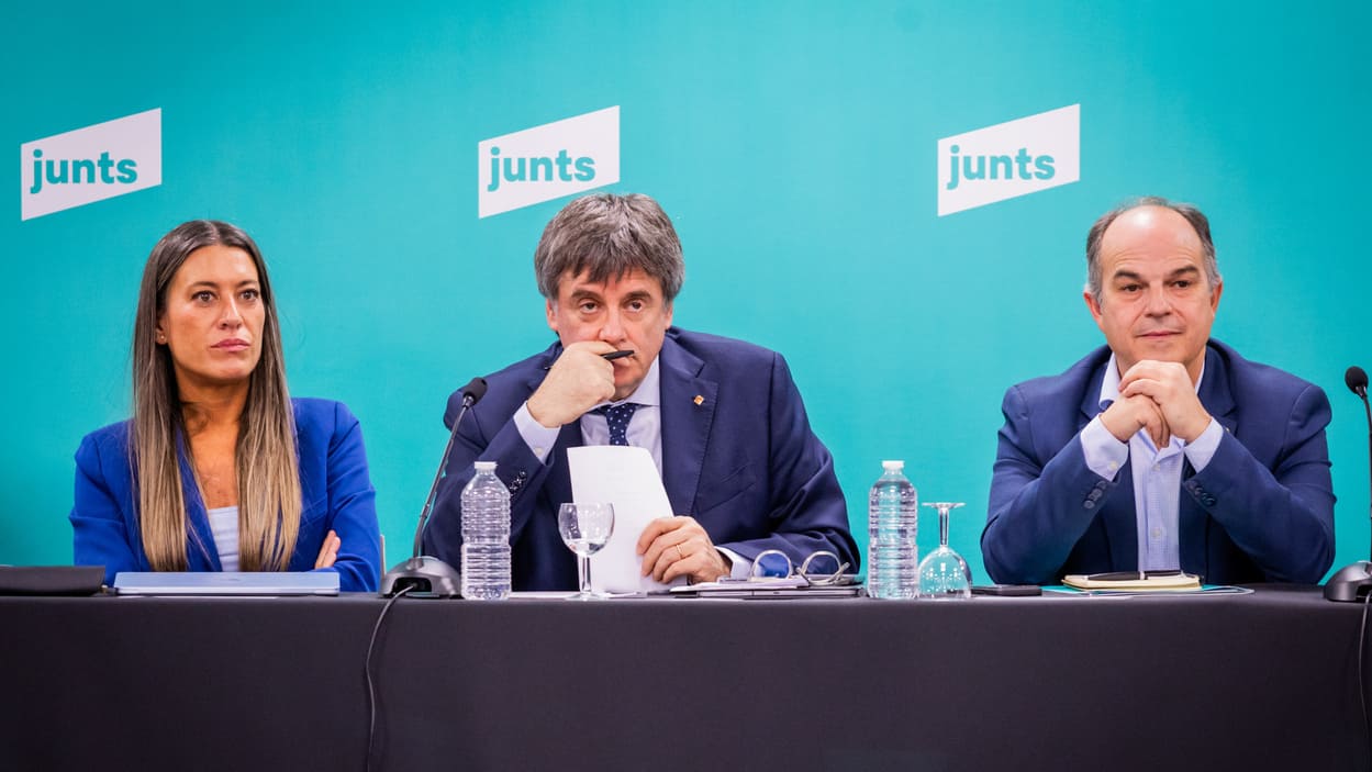 La portavoz de Junts en el Congreso, Miriam Nogueras; el expresidente de la Generalitat y líder de Junts, Carles Puigdemont, y el secretario general de Junts, Jordi Turull, durante una reunión de la cúpula de Junts. EP.  La portavoz de Junts en el Congreso, Miriam Nogueras; el expresidente de la Generalitat y líder de Junts, Carles Puigdemont, y el secretario general de Junts, Jordi Turull, durante una reunión de la cúpula de Junts. EP.