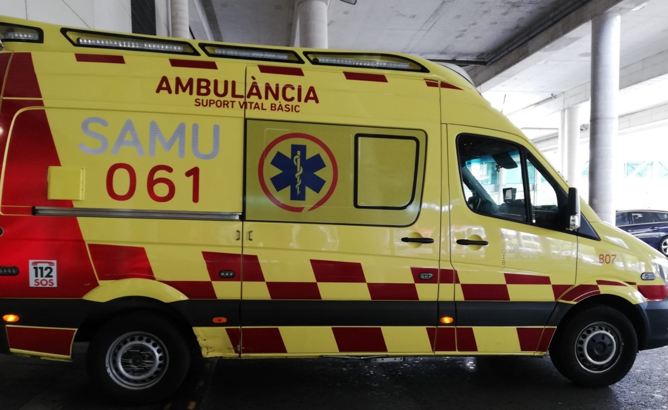 Imagen de archivo de una ambulancia de soporte vital básico del SAMU 061 de Baleares. (Foto: EP)