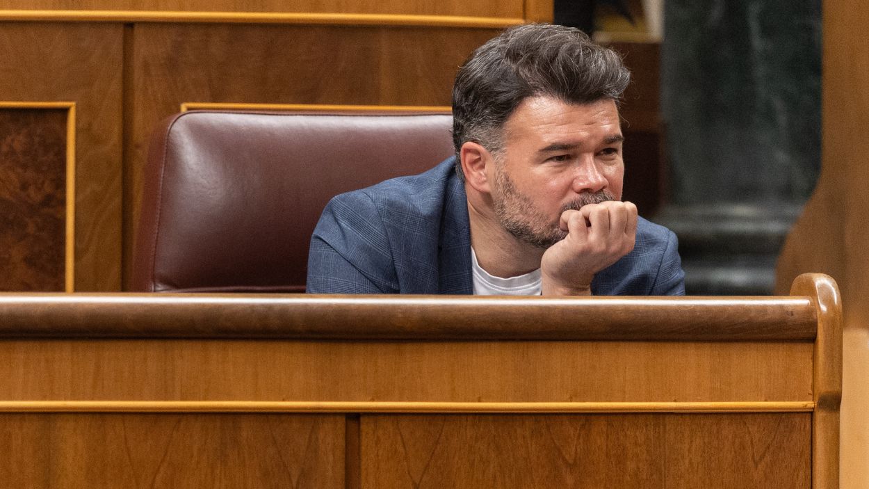 El portavoz de ERC en el Congreso, Gabriel Rufián, desde su escaño. EP.