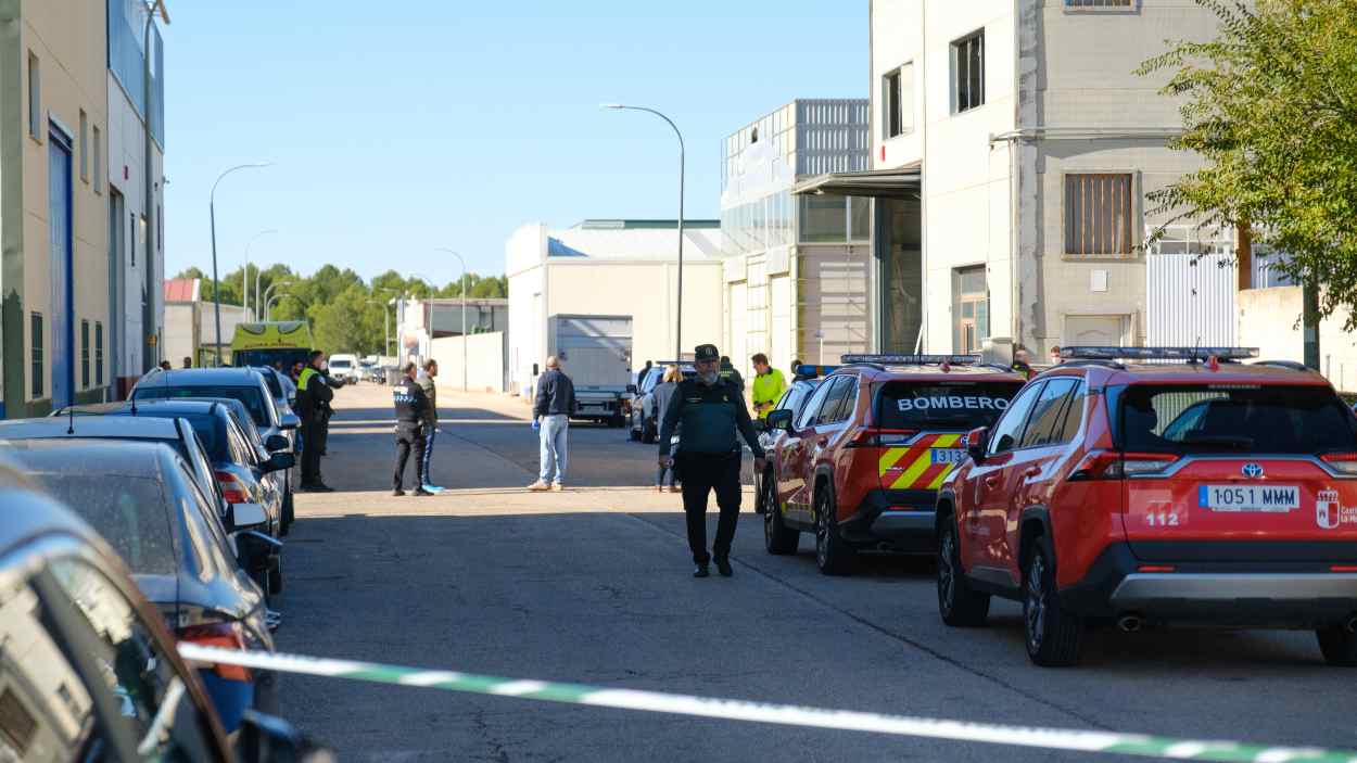 Guardia Civil, bomberos y personal sanitario en la zona donde se ha producido el trágico suceso. EP. 