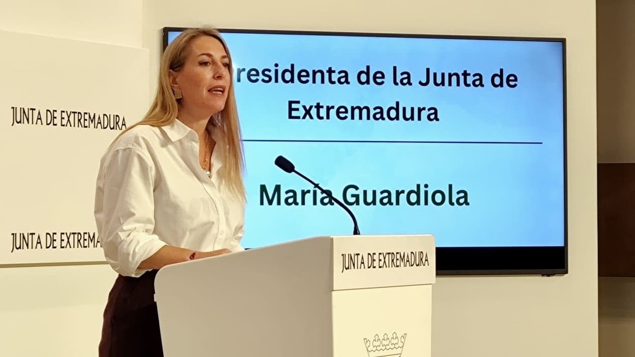 La presidenta de la Junta de Extremadura, María Guardiola, en rueda de prensa este lunes en Mérida. EP.