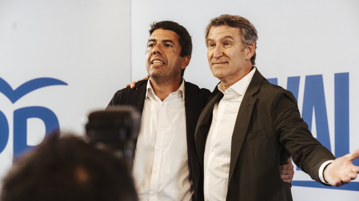 Feijóo vuelve a soltar la mano de Mazón ante el fuego amigo de la derecha mediática. EP. Feijóo vuelve a soltar la mano de Mazón ante el fuego amigo de la derecha mediática. EP.