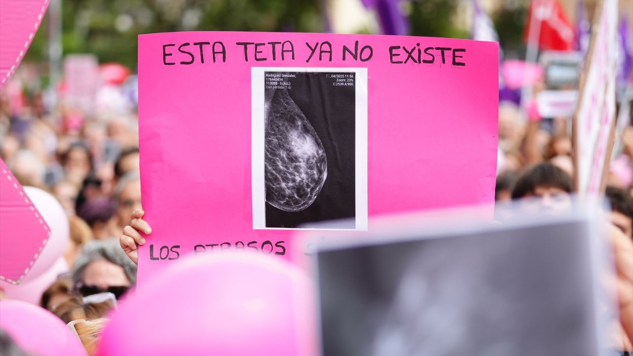 Pancarta en la concentración de Amama en Sevilla / EP