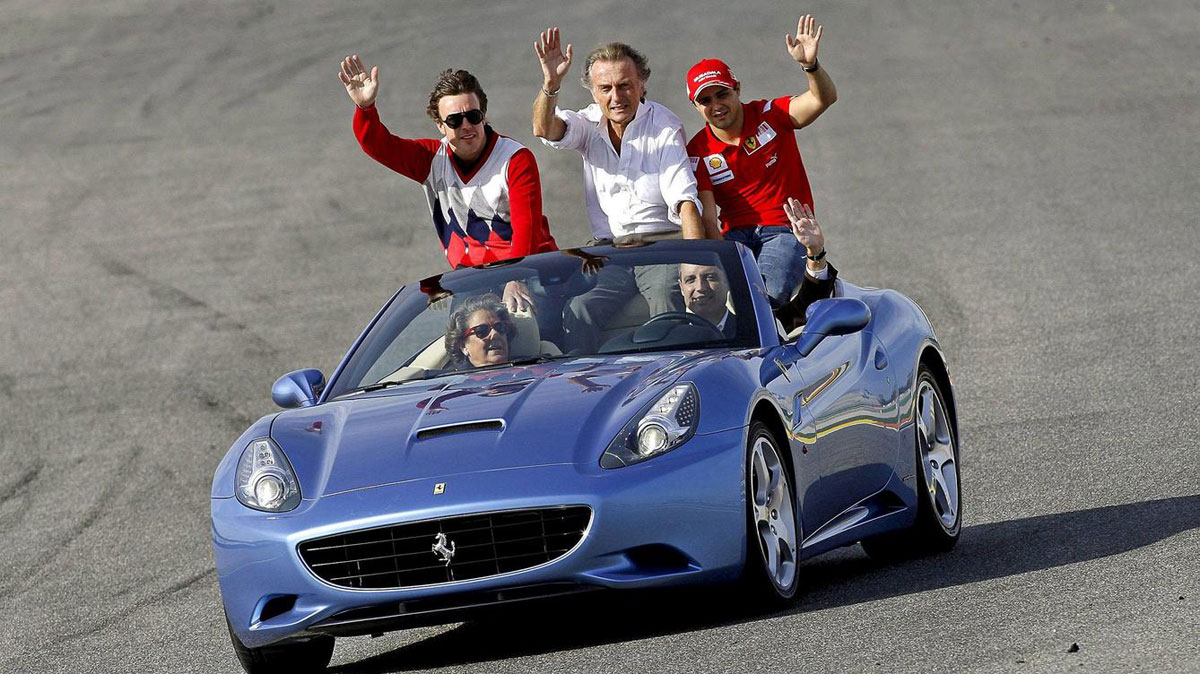 Rita Barberá y Francisco Camps conduciendo un Ferrari junto con los pilotos de la escudería en la inauguración del circuito de F1 de Valencia 