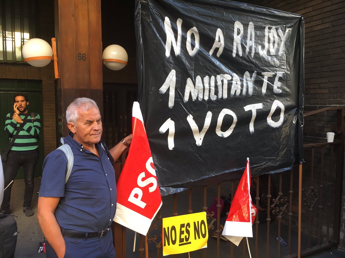 "No a Rajoy. Un militante un voto", la pancarta de un socialista afín a Pedro Sánchez frente a la sede central del PSOE
