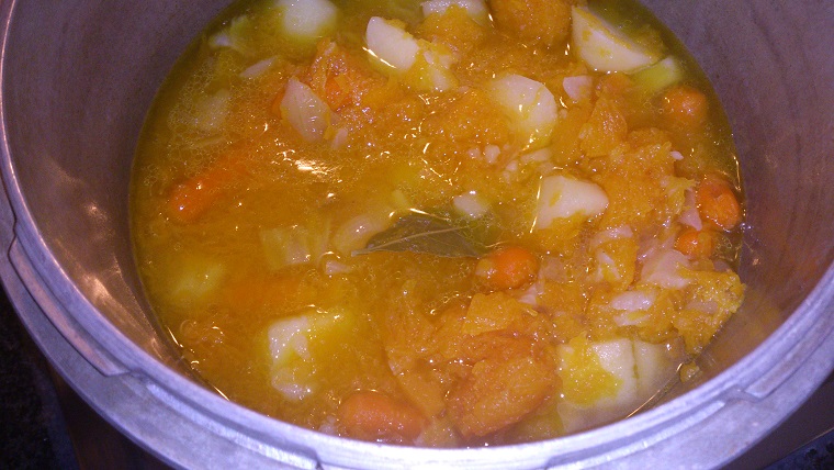 Sopa de cebolleta con calabaza y filetes de magro empanados
