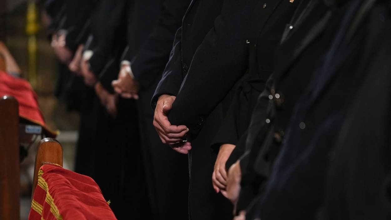 Varias personas durante la misa funeral por los fallecidos en las inundaciones provocadas por la DANA. EP. Varias personas durante la misa funeral por los fallecidos en las inundaciones provocadas por la DANA. EP.