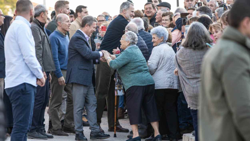 El presidente de Castilla-La Mancha durante una visita a Letur en noviembre, junto a Felipe VI El presidente de Castilla-La Mancha durante una visita a Letur en noviembre, junto a Felipe VI
