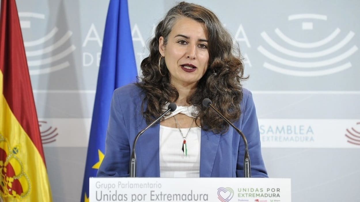 La portavoz de Unidas por Extremadura, Irene de Miguel, en rueda de prensa. EP.