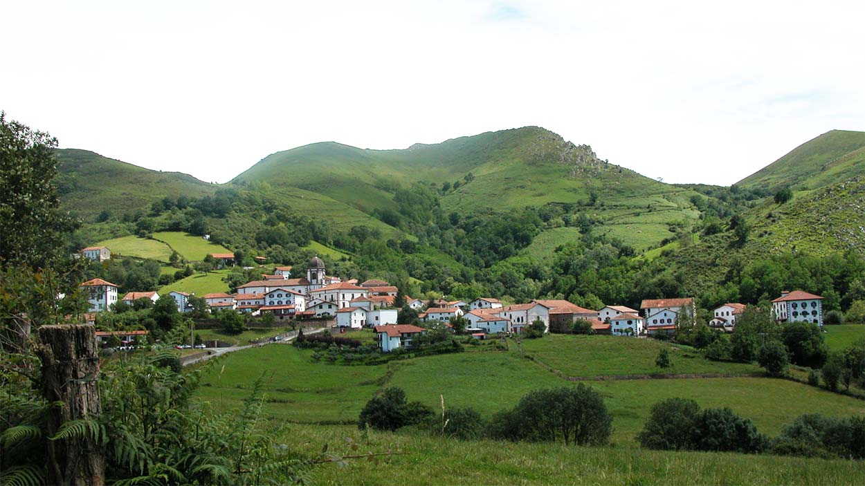 Zugarramurdi, el Pueblo de las Brujas, donde historia, leyenda y naturaleza se entrelazan en cada calle, cueva y paisaje Zugarramurdi, el Pueblo de las Brujas, donde historia, leyenda y naturaleza se entrelazan en cada calle, cueva y paisaje
