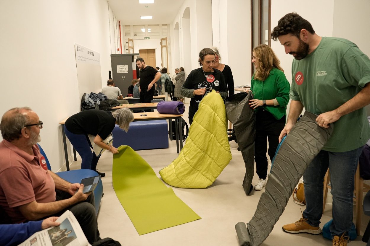 Profesores del IES Valle Inclán de Pontevedra ayer preparándose para pasar la noche en el centro en el marco de la protesta (Foto: Europa Press). Profesores del IES Valle Inclán de Pontevedra ayer preparándose para pasar la noche en el centro en el marco de la protesta (Foto: Europa Press).