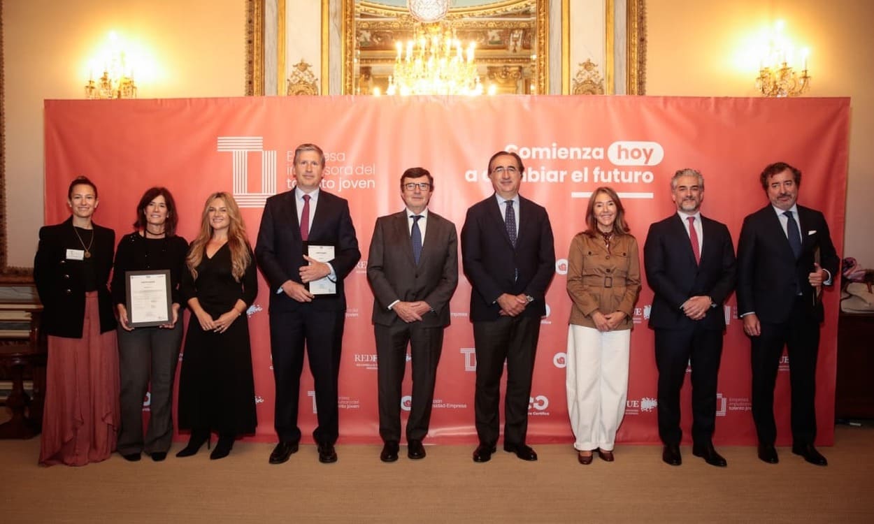De izqda. a dcha: Marta Blanco, Rebeca Renedo, Virginia Lozano, Carlos Anta, Fernando Martínez, Alfonso Calderón, Carmen Palomino, David de Pastors y Fernando Bellón durante el acto de entrega del sello ‘Empresa Impulsora de Talento Joven’