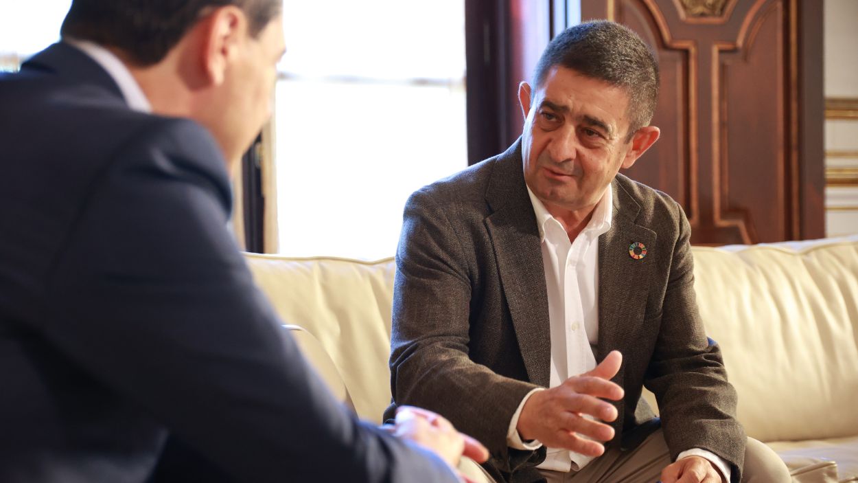 Francisco Reyes, presidente de la Diputación de Jaén, dialoga con Moreno Bonilla durante una visita del presidente andaluz a la provincia
