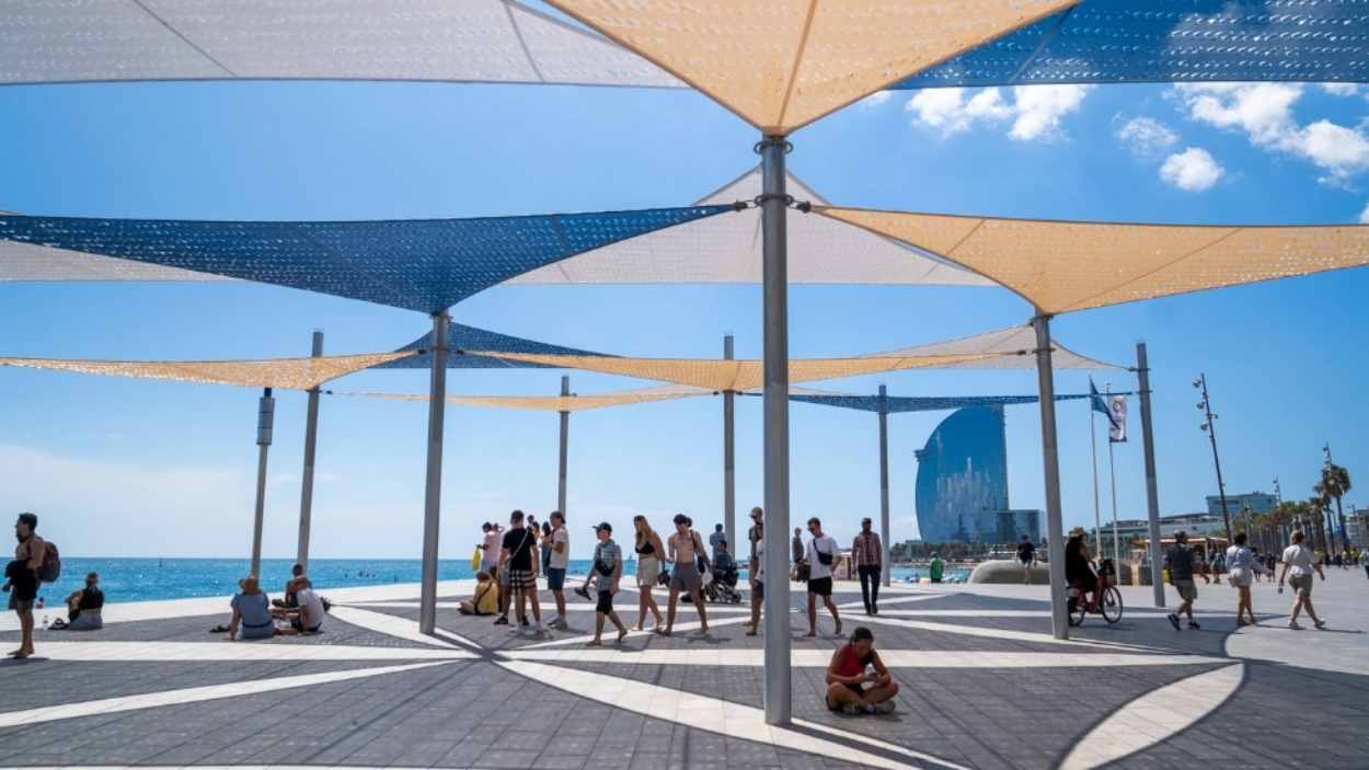 Espacio de sombra con toldos en el paseo marítimo de Barcelona Espacio de sombra con toldos en el paseo marítimo de Barcelona