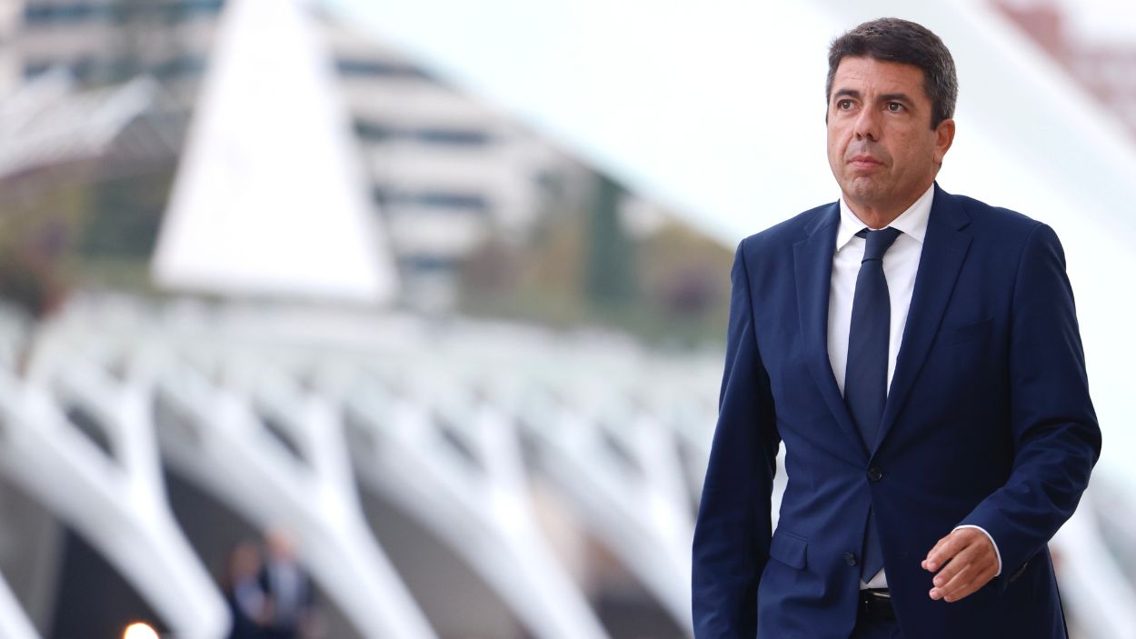 El presidente de la Generalitat valenciana, Carlos Mazón, a su llegada al funeral a las víctimas de la DANA en el Museo de las Ciencias Príncipe Felipe de Valencia. EP.