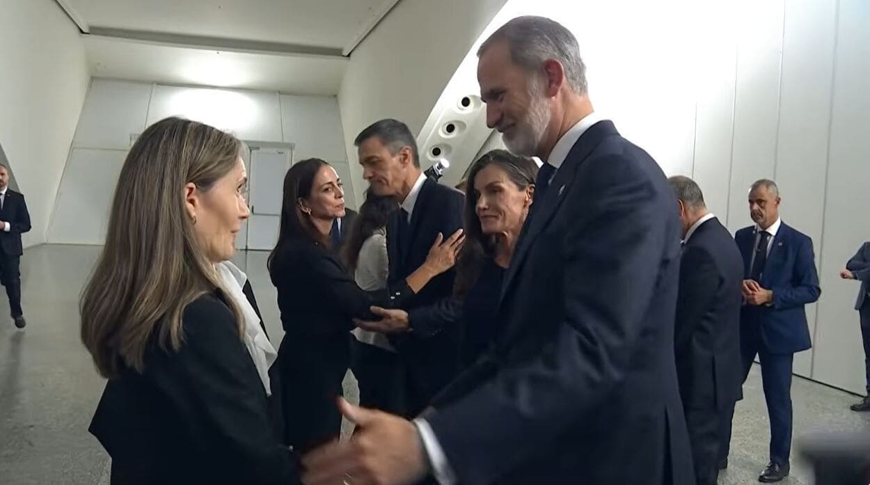 Los reyes y el presidente del Gobierno, Pedro Sánchez, saludan a las víctimas de la DANA, previo al funeral de Estado. Moncloa. Los reyes y el presidente del Gobierno, Pedro Sánchez, saludan a las víctimas de la DANA, previo al funeral de Estado. Moncloa.