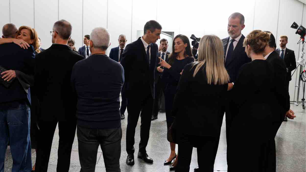 Los reyes y Sánchez saludando a las víctimas de la DANA. EP