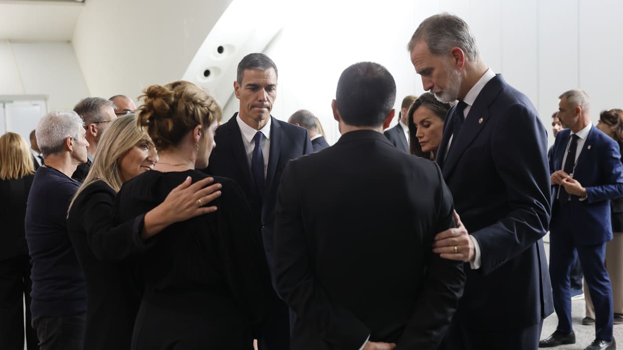 El Rey Felipe VI, la Reina Letizia y el presidente del Gobierno, Pedro Sánchez, conversan con las víctimas, a su llegada al homenaje a las víctimas de la dana, en el Museo de las Ciencias Príncipe Felipe, a 29 de octubre de 2025, en Valencia. EP. El Rey Felipe VI, la Reina Letizia y el presidente del Gobierno, Pedro Sánchez, conversan con las víctimas, a su llegada al homenaje a las víctimas de la dana, en el Museo de las Ciencias Príncipe Felipe, a 29 de octubre de 2025, en Valencia. EP.